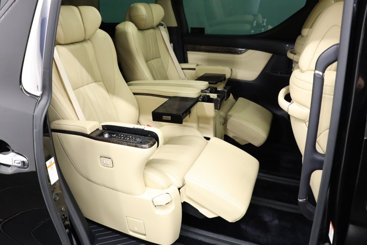 トヨタ アルファード30エグゼクティブラウンジヘッドレスト RECOMMEND ITEM for alphard - 車内環境を充実させ居心地を