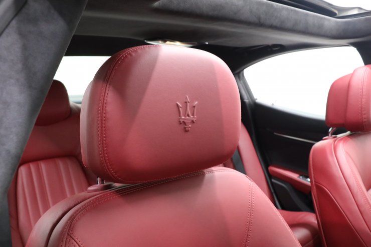 マセラティ ギブリ S 赤×黒革 20インチウラーノアルミ スカイフックサス サンルーフ カーボントリム中古車