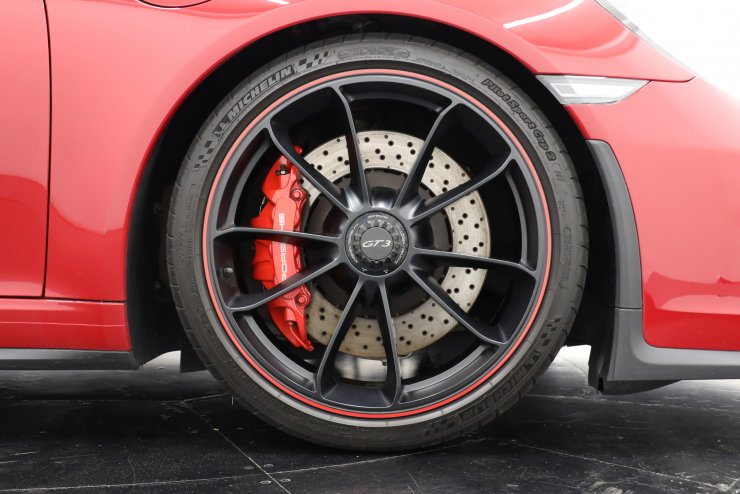 ポルシェ911/991 GT3 CUPステアリング 黒ステッチ/赤 ボルト