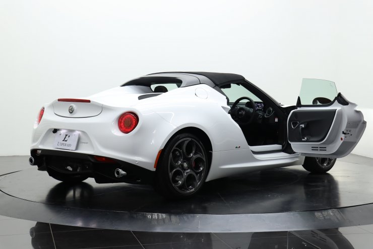 アドバンレーシングRS2 アルファロメオ4C等 Alfa Romeo sitting on