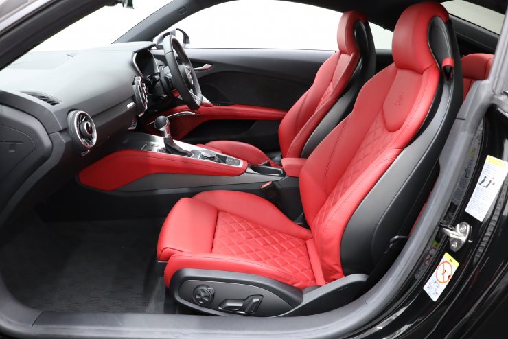 アウディ TT Sクーペ 後期モデル ワンオーナー車 エクスプレスレッド
