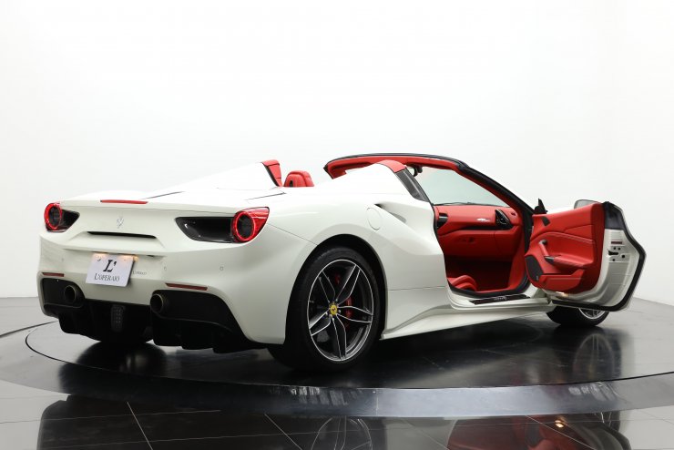 フェラーリ 488 Spider F1 DCT カーボンドライバーゾーンステアリング
