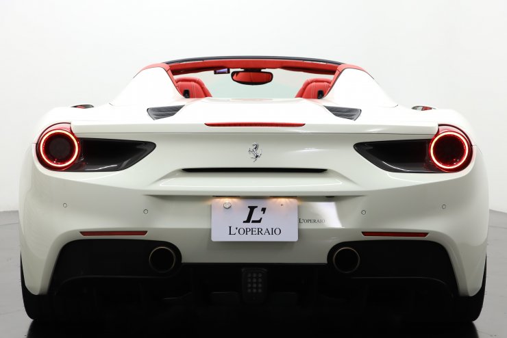 フェラーリ 488 Spider F1 DCT カーボンドライバーゾーンステアリング