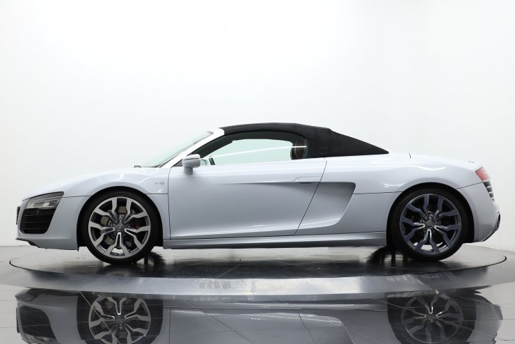 アウディ R8 スパイダー 5.2SFI クワトロ 7速Sトロニック 後期