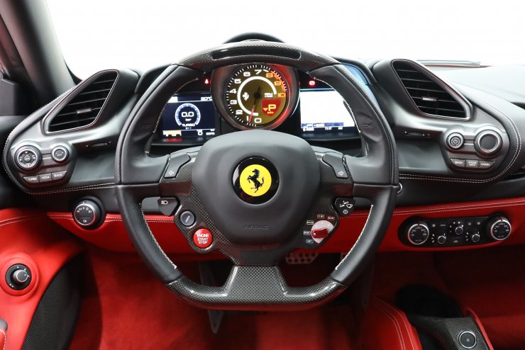 フェラーリ 488 GTB サスペンションリフト カーボン(LEDステアリング