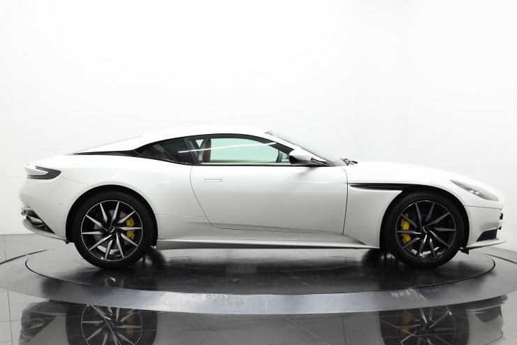 アストンマーティン DB11 ◇◇2024年初売り特選車諸費用無料◇◇ V8