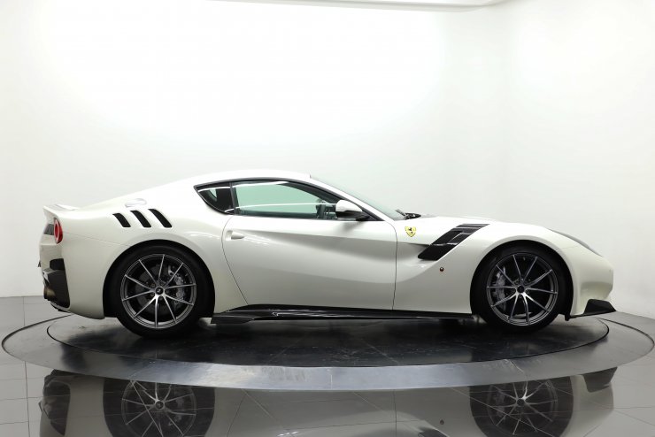 BBR 1/18 フェラーリ F12 TDF White世界限定10台ミニカー BBR 1/18 フェラーリ F12 TDF 2016 Avus white w/Italian flag