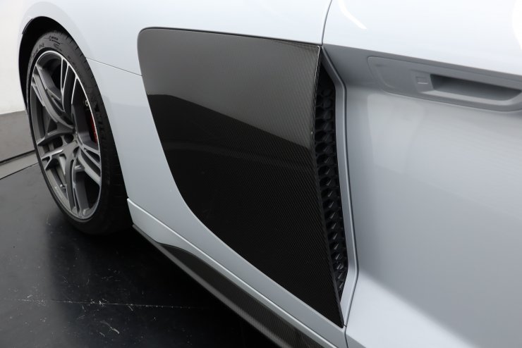 アウディ R8 V10 パフォーマンス 5.2 FSI Quattro 現行後期モデル 左