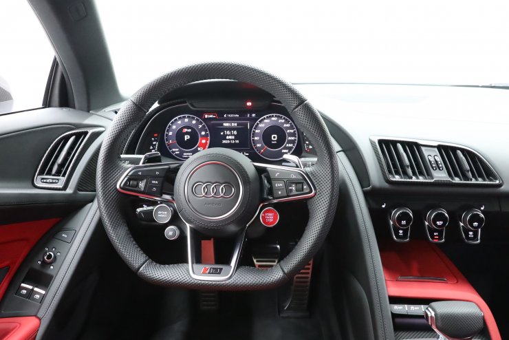 アウディ R8 V10 パフォーマンス 5.2 FSI Quattro 現行後期モデル 左