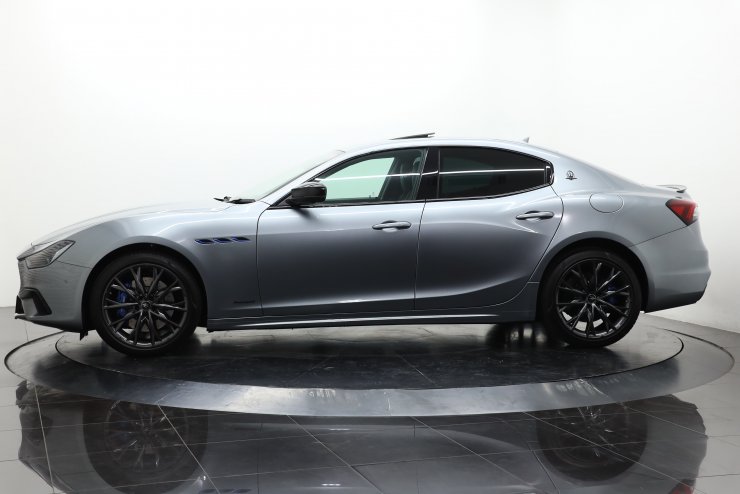 マセラティ ギブリ ハイブリッド グランスポーツ 有償色 ネリッシモPKG