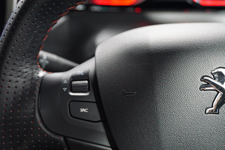 プジョー 2008 2008 GTライン ブラックパック 特別仕様車 レッド