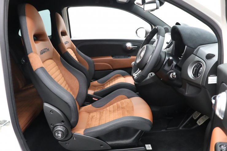 アバルト595コンペツィオーネ純正サベルトシート