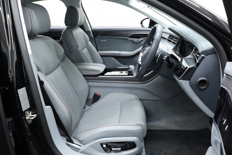 アウディ A8 55TFSI クワトロ アウディデザインセレクション グレー  