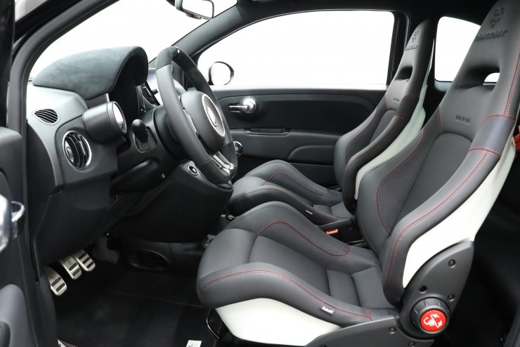 アバルト 695 エッセエッセ 5MT 1オーナー 国内400台限定 左H 黒ハーフ