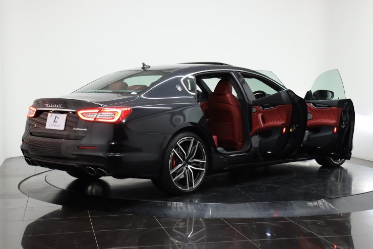 マセラティ クアトロポルテ S グランスポーツ ネロリベーレ ピエノ