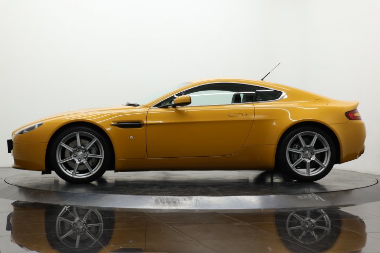 アストンマーティン V8 ヴァンテージ クーペ 6MT 正規ディーラー車 右