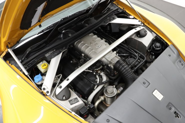 アストンマーティン V8 ヴァンテージ クーペ 6MT 正規ディーラー車 右
