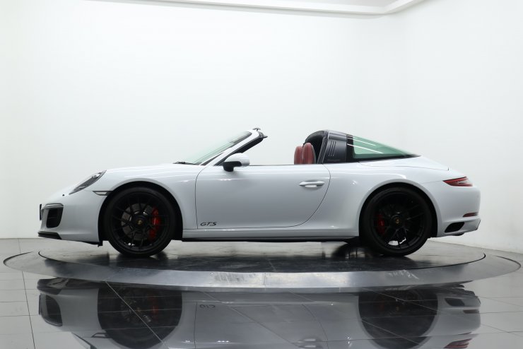 ポルシェ 911(Type991) Targa4 GTS PDK 有償カラー 希少モデル 赤×黒革