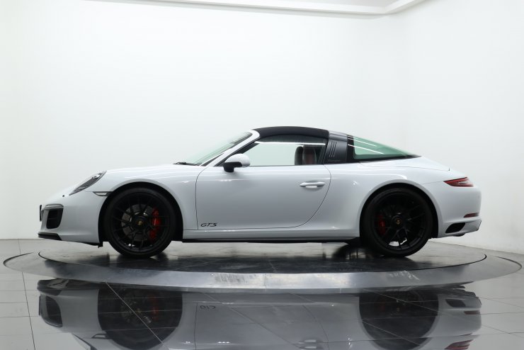 ポルシェ 911(Type991) Targa4 GTS PDK 有償カラー 希少モデル 赤×黒革