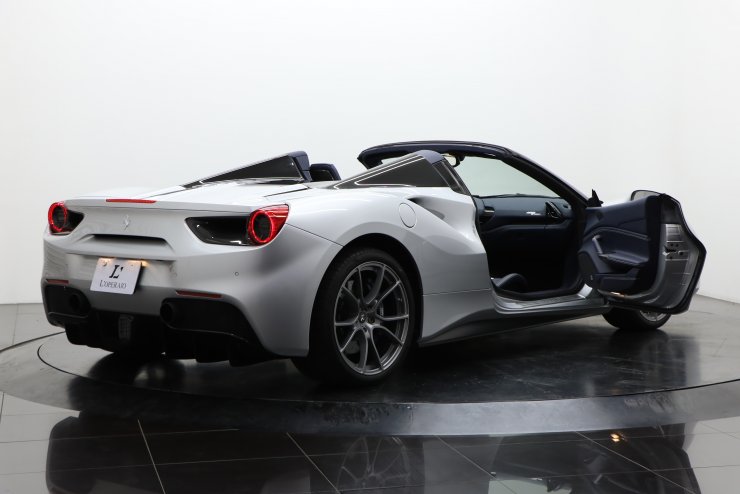 フェラーリ 488 Spyder 正規ディーラー車 ツートンエクステリア