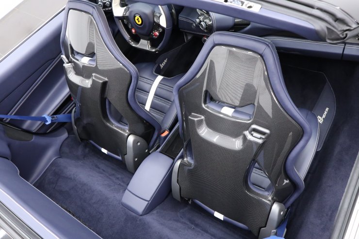 フェラーリ 488 Spyder 正規ディーラー車 ツートンエクステリア