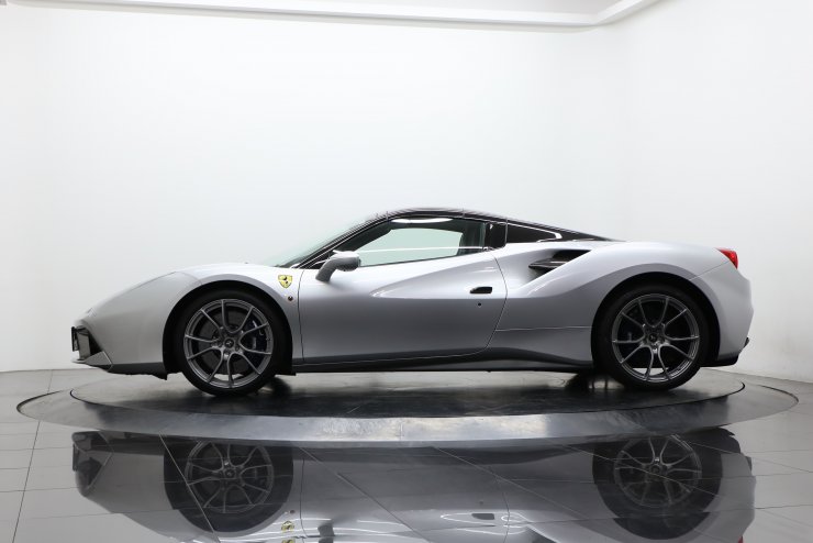 フェラーリ 488 Spyder 正規ディーラー車 ツートンエクステリア