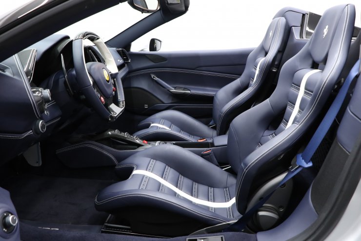 フェラーリ 488 Spyder 正規ディーラー車 ツートンエクステリア