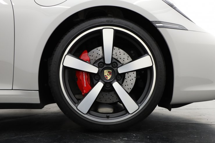 ポルシェ 911(Type992) Targa 4S PDK オプションカラー：クレヨン