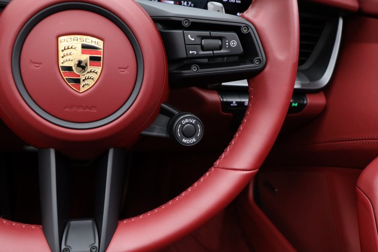 ポルシェ 911(Type992) Targa 4S PDK オプションカラー：クレヨン 