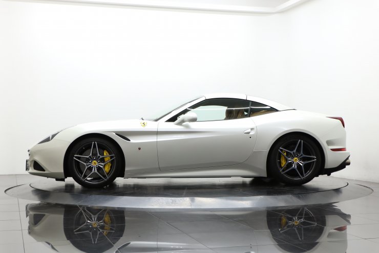 フェラーリ カリフォルニア T F1 DCT 希少カラー：ビアンコフジ 正規