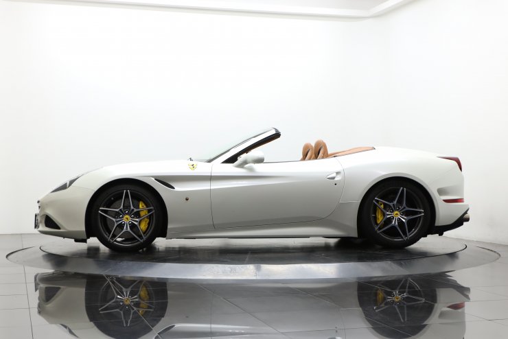 フェラーリ カリフォルニア T F1 DCT 希少カラー：ビアンコフジ 正規