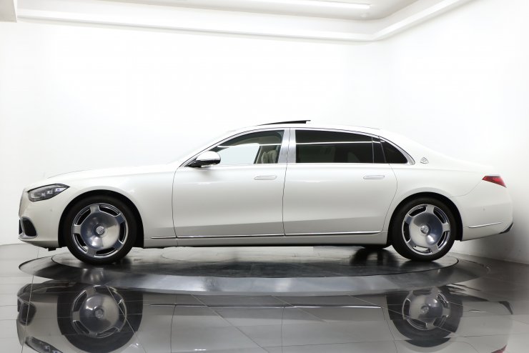 メルセデスベンツ マイバッハ S580 4MATIC 右ハンドル ドライバーズ