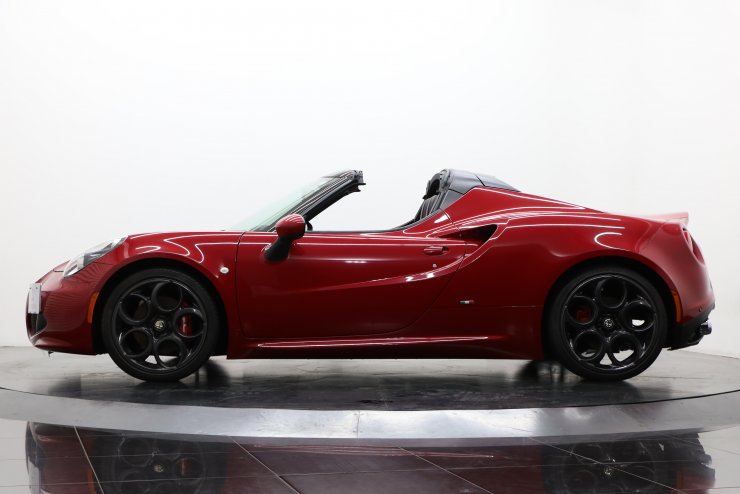 アルファロメオ 4C スパイダー 黒革 18/19インチアルミ スポーツPKG