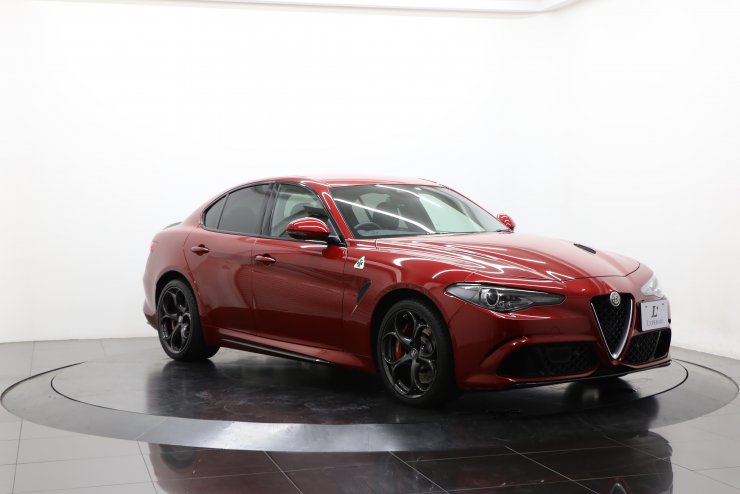 アルファロメオ ジュリア クアドリフォリオ 有償色 黒ハーフ革 純正19