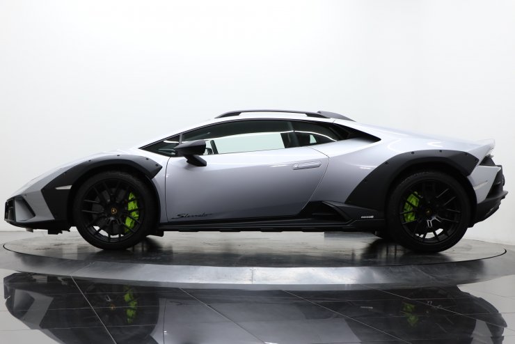 ランボルギーニ ウラカン STERRATO 世界1499台限定 1オーナー ブラック