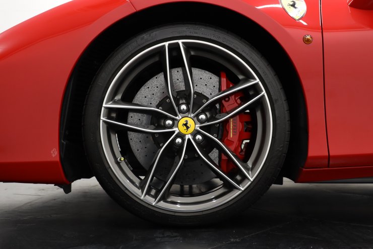 フェラーリ 488 GTB F1 DCT 正規ディーラー車 カーボンLEDステアリング