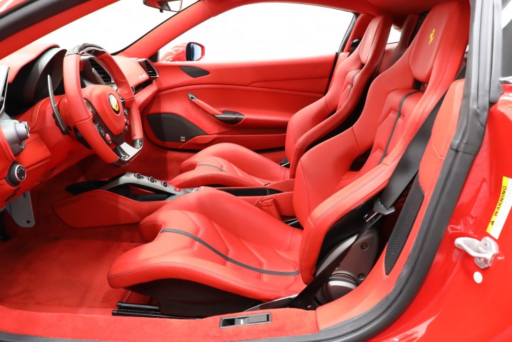 フェラーリ 488 GTB F1 DCT 正規ディーラー車 カーボンLEDステアリング