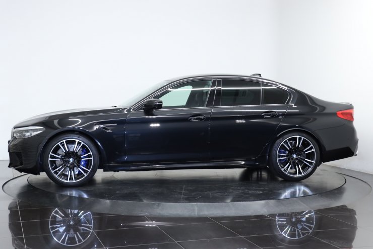 BMW M5 M xDrive 1オーナー 低走7000km ブラックメリノレザー