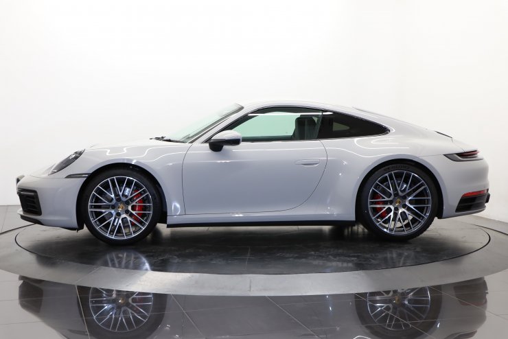ポルシェ911型　991•2カレラ純正シルバーカラー ポルシェ 911(Type992) カレラS PDK 1オーナー クレヨン ブラック