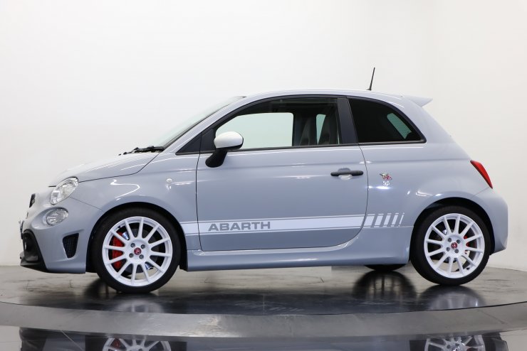 アバルト 595 エッセエッセ 限定60台 AKRAPOVIC製マフラー 17インチ