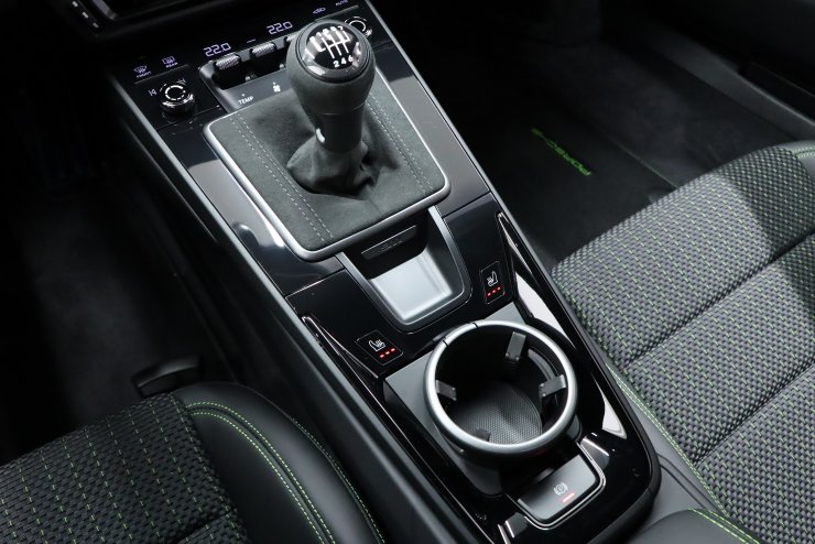 ポルシェ 911(Type992) Carrera T 7MT 左H 走行700キロ台 有償カラー