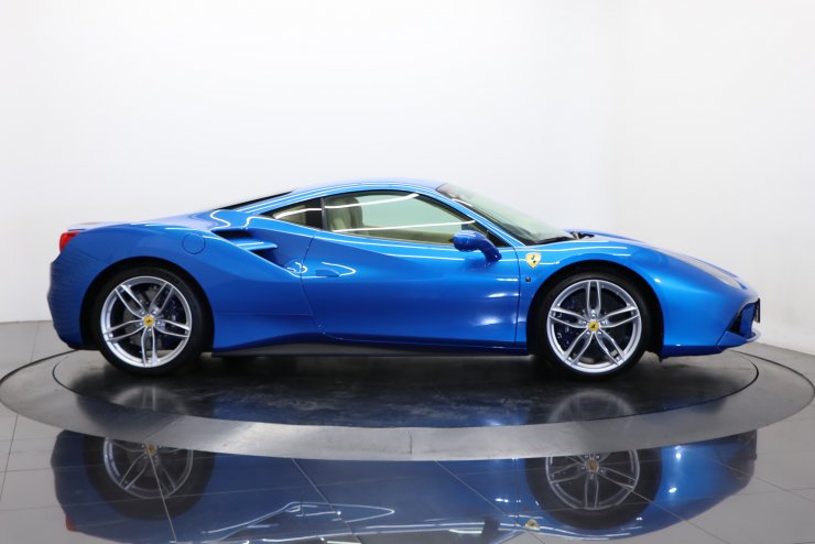 フェラーリ 488 GTB 正規ディーラー車 サスペンションリフター