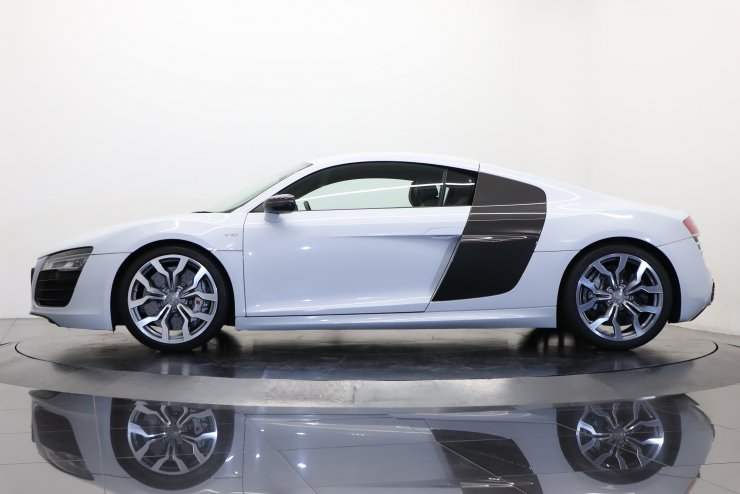 アウディ R8 5.2FSI クワトロ 後期モデル Sトロニック レザーPKG2 
