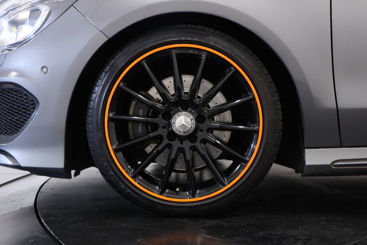 メルセデスベンツ CLAクラス CLA250 シューティングブレーク オレンジ