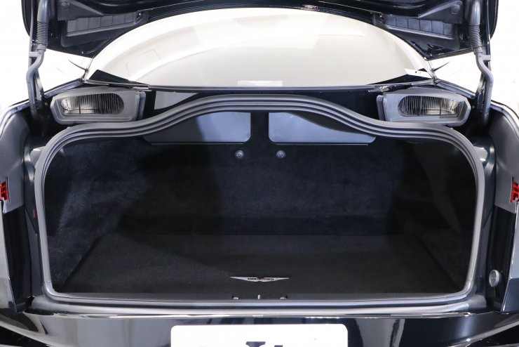 アストンマーティン DB12 クーペ 左ハンドル 1オーナー 走行約500