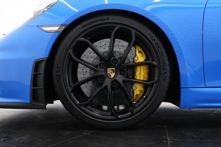 スパイディーぺージ！！！ ポルシェ 718 スパイダー 6MT 左ハンドル 有償色:シャークブルー