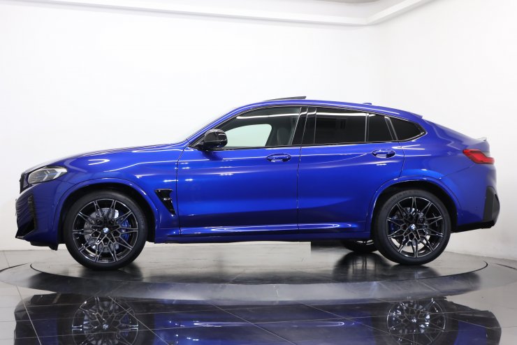 BMW X4 M Competition 後期モデル 有償カラー 黒×ベージュレザー