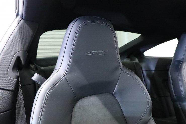 ポルシェ 911(Type992) カレラGTS PDK 有償色 黒ハーフ革 20/21インチ