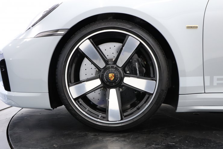 ポルシェ 911(Type992) スポーツクラシック 7MT 1オーナー車 世界限定