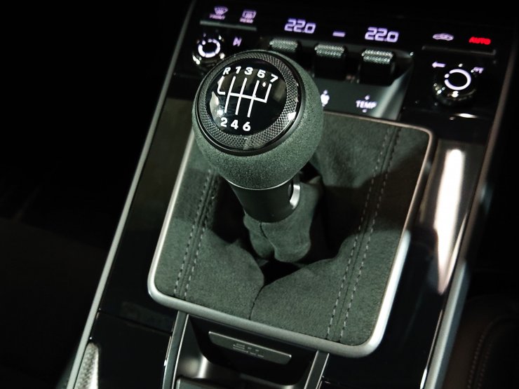 ポルシェ 911(Type992) カレラ GTS 7MT 有償色 電動ガラスサンルーフ